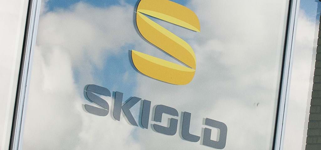 SKIOLD logo på vinduet