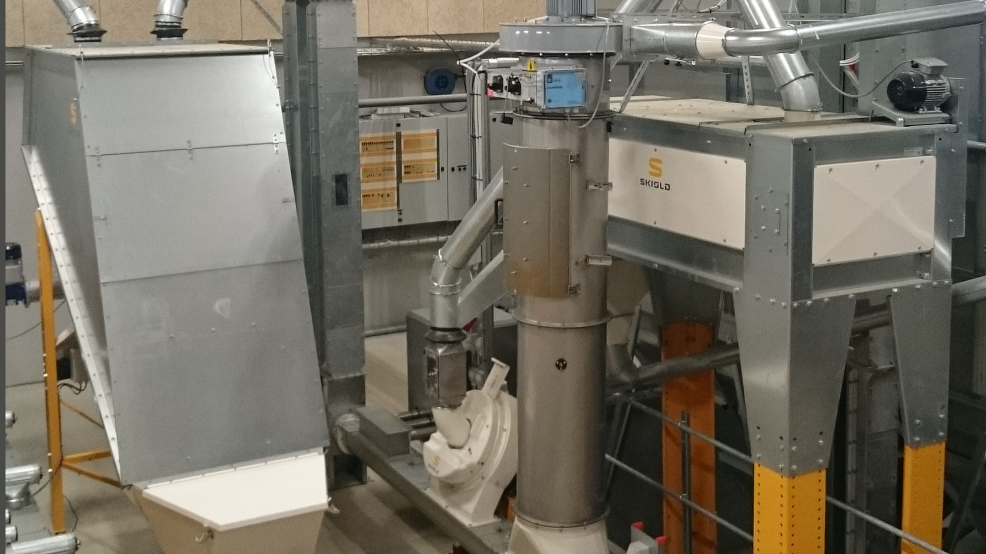 SKIOLD fodermølle  med soldrenser, Unimix blander, filter og skivemølle 